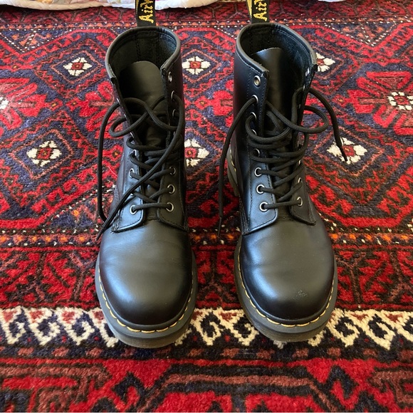 Dr. Martens Shoes - Dr. Martens 1460 WOMEN'S SMOOTH LEATHER LACE UP BOOTS size 8